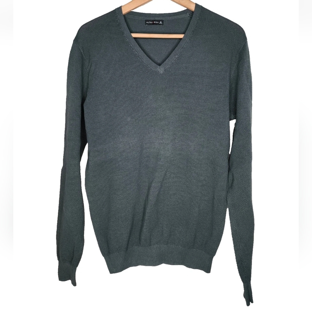 Altairega Men V-Neck Long Sleeve Sweater in Green Size M